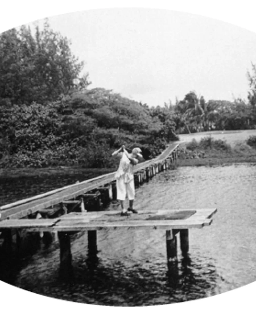 1946 — Women join